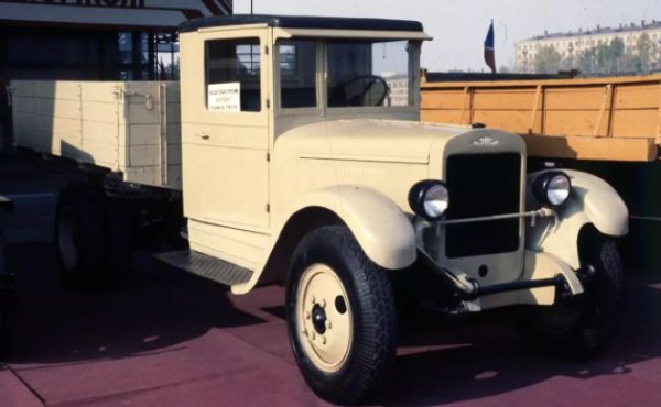 Забравената американска компания Autocar оказва огромно влияние върху съветската автомобилна индустрия. Именно нейната конструкция става първата за реконструирания московски завод AMO, който през 1931 г. е прекръстен на ЗИС. Факт е, че моделът Autocar CA (на снимката)  е модернизиран, като получава нов съединител, спирачки и скоростна кутия, преди да се превърне в легендарния ЗИС-5.

Тази конструкция се използва дълго време, като в Урал камионът се произвежда до 1958 г. А двигателят – 5,6-литров с 6 цилиндъра, остава на конвейера чак до 1993 г.