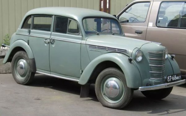 Германската марка заема много важно място в историята на съветската автомобилна индустрия. Именно Opel Kadett е в основата на първия следвоенен малък автомобил &bdquo;Москвич-400&ldquo; (на снимката). Факт е, че конструкцията на колата значително е остаряла, но до спирането на производството на &bdquo;Москвич-401&ldquo; през 1056 г. тя се модернириза непрекъснато, като същото важи за двигателят и скоростната кутия. 

При &bdquo;Москвич-402&ldquo; влиянието на Opel е минимално, но обемът на блока на цилиндрите е запазен, а окачването е взето от Opel Olympia Rekord, който дебютира през 1953 г. Докато проектират първия си автомобил след Втората световна война, съветските инженери внимателно проучват германския седан Kapitan от края на 30-те години на миналия век. От него &bdquo;Победа&ldquo; взима изцяло металната носеща каросерия и предното независимо пружинно окачване.