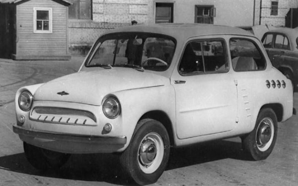 Камионът AМО-Ф15, който е пуснат на пазара през 1924 г. и е определян като &bdquo;първата съветска кола&ldquo;, е копие на италианския FIAT 15 Ter. По-късно се появява прототипът &bdquo;Москвич-444&ldquo; (на снимката), който се превръща в серийния ЗАЗ-965, след като е пратен да се произвежда в Запорожието и напълно повтаря FIAT 600. Това е първата масова кола в СССР.