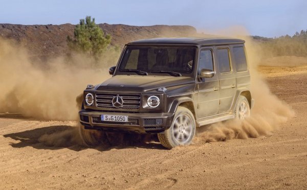 За неособено отдадените на автомобилите хора ще е малко трудно да различат новия G-Class от оригиналния G-Wagen. Но при по-внимателно вглеждане може да се открие колко интелигентно от Mercedes използват ретро стила на старата машина, за да посрещне съвременните изисквания за сигурност.

Като цяло, новият G-Class може да изглежда ретро, но е създаден като SUV за съвременния свят. И разполага с адекватни технологии, по-просторна и по-комфортна кабина, както и &bdquo;джаджи&rdquo;, за които предшественикът му не е и мечтал.
