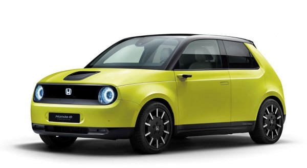 Honda не е от компаниите, отдадени на самооценка и история, но компактният електромобил &bdquo;е&rdquo; заема доста от чертите на ранни модели на японците. И в него може да се открият неща от оригиналните Civic и Z Coup&eacute;, облечени в простичък и възприеман позитивно цялостен външен вид.

Именно в семплия и изчистен дизайн се крие привлекателността на модела. А това, според създателите му, показва, че пред вас има кола, която е загрижена за чистотата на природата.