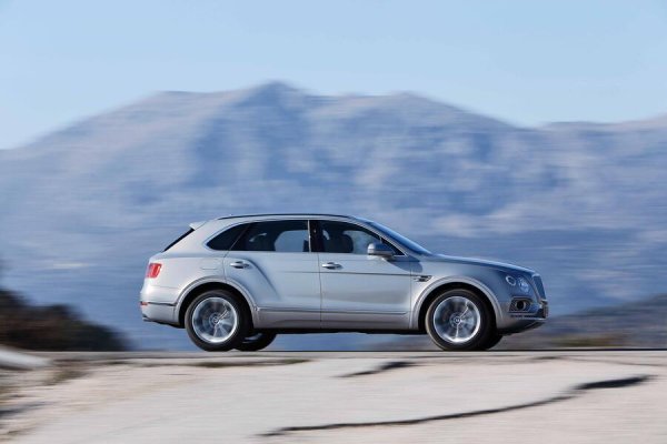 Достатъчно трудно е да се произведе луксозен седан, който може да развива скорост от 320 км/ч при пълна безопасност и комфорт, като същевременно запазва &bdquo;луксозната&ldquo; част от етикета. Сега добавете и изискването този автомобил да може да се движи по пясъчни дюни или да тегли няколко тона ремарке &ndash; и ще започнете да оценявате задачата, която Bentley си е поставил.

Десет години след появата си Bentayga се радва на значително обновяване и заема неизненадващите 40% от общите продажби на Bentley.
