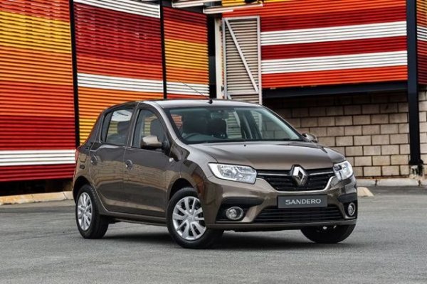 Славещият се с приказна природа остров Мадагаскар прави всичко възможно, за да подобри икономическото си положение, но вътрешният брутен продукт от 970 долара на човек ясно показва, че това няма да стане скоро. Страната е най-големият производител на ванилия и нейното финансово състояние зависи от селското стопанство.
Около 95% от всички нови коли се падат на столицата Антананариво, като и тук лидер е Toyota с Hilux и Land Cruiser, но съвсем близо се движат Hyundai и Mitsubishi. През последната година най-добре обаче се продава Renault Sаndero (у нас го знаем като Dacia), което измести от улиците престарялото Renault 4.
