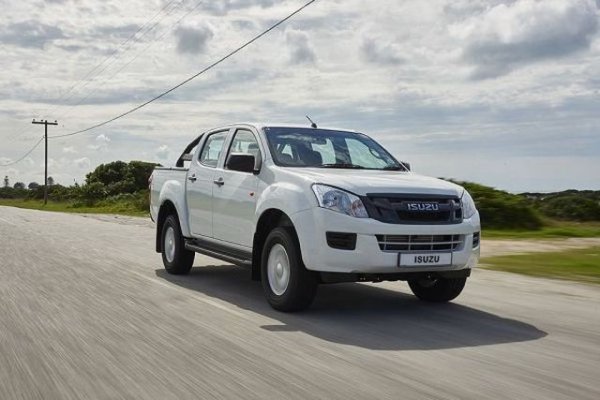 За хиперинфлацията в тази страна още се носят легенди. В eдин момент националната банка печаташе банкнота от 100 трилиона зимбабвийски долара, които не стигаха даже да си купиш едно яйце. Накрая властите се отчаяха и просто започнаха да ползват валутите на други страни. Днес БВП е 788 долара, а смъртността е много висока заради лошото здравеопазване и широко разпространения СПИН.
Най-големият дял от пазара на нови автомобили в Зимбабве се пада на концерна General Motors, но абсолютният лидер сред моделите е пикапът Isuzu KB. Като цяло пазарът е много нестабилен, като в последно време продажбите падат.
