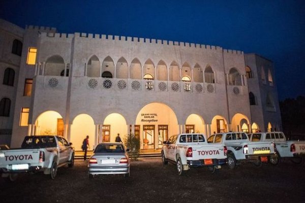 В древността Еритрея се е наричала "Земя на боговете". Тук са един от най-красивите плажове на Червено море, които обаче така и не се превърнаха в туристическа дестинация заради много военни конфликти (едва през 90-те страната постигна независимост от Етиопия). БВП е 707 долара, неграмотността е много висока - всеки трети не може да чете, а болестите са разпространени заради замърсената питейна вода.
Що се касае до автомобилите - местните таксиметрови шофьори предпочитат Kia Rio и стария Hyundai Accent, но лидер е Toyota Corolla. Добре се продава и Land Cruiser, при това във флагманската му версия - 200. Трафикът обаче е кошмарен, така че по-добре е да имаш стара и раздрънкана кола.
