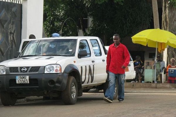 В добрите си години Либерия изнасяше кафе, нефт и скъпоценни камъни. Сега ситуацията е кризисна, тъй като има огромна безработица. Хората са много бедни, брутният продукт е 703 долара.
Автомобилният флот на Либерия се състои основно от Nissan Sunny и Toyota Corolla от 90-те години на миналия век. Нови автомобили рядко могат да се видят, като най-търсен е Nissan Frontier (Pathfinder). Миротворческите сили също залагат на пикапи Nissan.
