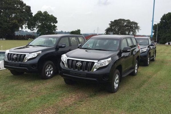 В миналото наричана Заир, Демократичната република е от най-големите, но и от най-бедните държави на планетата. БВП е само 648 долара, а в някои райони на страната все още има свидетелства за канибализъм. Междуособните войни почти не са прекъсвали напоследък. 
Нови коли почти няма, като с такива могат да се похвалят миротворците от ООН, а също така спортистите и дипломатите. Най-добре се продават Toyota Land Cruiser Prado и Hilux, както и Isuzu D-Max и Nissan X-Trail.
