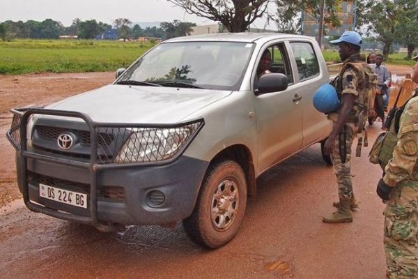 Въпреки богатите залежи от злато, нефт, уран и скъпоценни камъни, това е една от най-бедните държави на планетата, с БВП от 542 долара на глава (ППС). Постоянните войни между престъпни групировки и честите смени на властта чрез държавни преврати се комбинират с огромна корупция, която не оставя никакви шансове за развитие на тази страна.
Асфалтови пътища няма, а останалите са практически неизползваеми, щом завали. Целият транспорт се състои от коли от 80-те и 90-те години на миналия век, тук-там се среща и някоя по-нова кола. Това обикновено е Toyota Hilux, която използват силите на ООН. Друг основен вариант е Land Cruiser 70.

