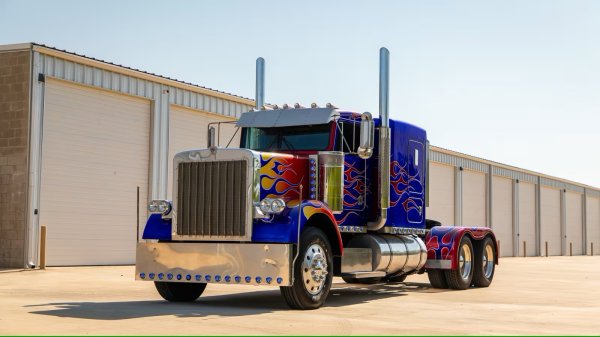 Е, това не е кола, но пък си струва. Това е реплика на Optimus Praum от поредицата "Трансформърс", създадена от Parker Brothers Concepts. Вярно е, че приликата е ограничена до стилистично подобна боя и някои декоративни елементи. Двигателят на влекача е 14,6-литров редови 6-цилиндров с 15-степенна ръчна скоростна кутия Eaton Fuller.
