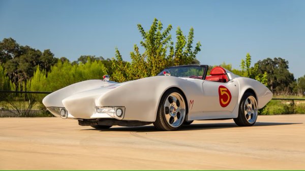Това е реплика на автомобила Speed ​​​​Racer Mach 5, базиран на Chevrolet Corvette от 1980 година. Интересно и изненадващо е колко добре каросерията на C3 Corvette пасва на тази конверсия. За съжаление интериорът е останал почти непроменен.
