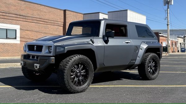 Всъдеходът Rhino XT е разработен от US Specialty Vehicles и е базиран на шасито Jeep Wrangler Unlimited от 2017 г. Показан за първи път на изложението SEMA същата година, той има мощен двигател Hemi V8 с компресор. Необичайната каросерия с три врати, напомняща донякъде Hummer, е допълнена от офроуд 35-инчови джанти Toyo Open Country A/T.
