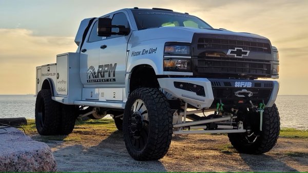 Истинско чудовище, създадено от базираната в Хюстън компания Ekstensive. Първото нещо, което се забелязва, е повдигнатото въздушно окачване с 28-инчови джанти American Force. Монтирана е и специална предна броня с мощна лебедка Warn и друга отзад. Модифицираната аудио система включва 38 високоговорителя.
