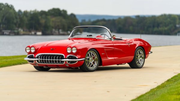 Персонализиран Corvette C1 от последната година на производство за това поколение. При този автомобил стандартният 5,4-литров двигател бе заменен с 5,7-литров V8. Освен това роудстърът получи цялостно обновление на стила, както отвън, така и отвътре, а цялата работа е извършена на най-високо ниво.
