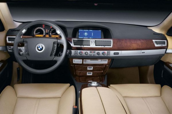 Технически автомобилът също няма нищо общо с предшествениците си, като е пълен с иновации. Сред тях са активни стабилизатори, както и предлагано като опция пневматично окачване на задна ос, което поддържа пътния просвет в зависимост от натоварването. Нова са още адаптивната главна оптика, изпускателният тракт с променлива геометрия, електро-механичната спирачка и първият 6-степенен автоматик.