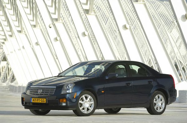 Седанът на американската марка открива това ера на стила и инженеринга. Той е замислен като конкурент на моделите от сегмент E и кардинално се отличава от другите подобни "сухопътни кораби" на Cadillac. Автомобилът е създаден от нулата, без да се използват вече готови разработки и в крайна сметка заема доста любопитно положение между два различни свята, тъй като не е типично американски автомобил, но не и европейски продукт.