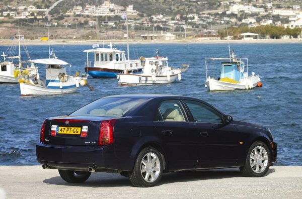 При този модел Cadillac използва новия си дизайнерски стил Art and Science, който след това се разпространява на цялата гама на марката. Седанът е изграден на платформата Sigma, но интересното е, че GTS не получава традиционните за марката 8-цилиндрови мотори. Изключение прави единствено "торещата" версия CTS-V, която излиза по-късно и е оборудвана с 5,7-литров V8. Останалите модификации са с 3,2-литров V6 на Opel, който развива 220 к.с. и е съчетан с 5-степенна механична скоростна кутия.