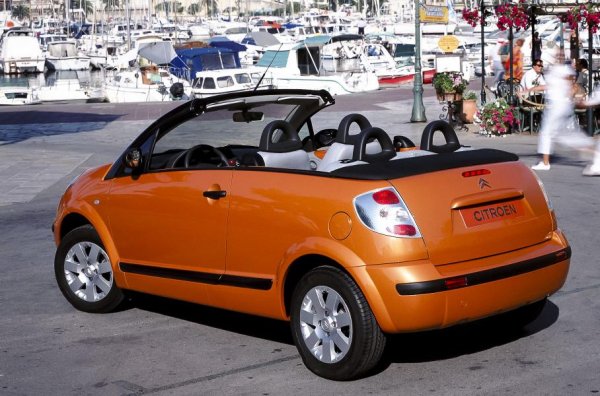 Самият C3 заменя Saxo, като вариантът с 3 врати отпада, макар че няколко години по-късно излиза оригиналният кабриолет C3 Pluriel. Той обаче не се харесва на мнозина, а Top Gear го включва в списъка с 13-те най-лоши автомобила на XXI век. В салона на C3 повече компоненти са взети от Peugeot 206, 207 и 1007, а под капака се поставят 4-цилиндрови двигател с обем от 1,1 до 1,6 литра, които се съчетават с 5-степенна механична или с 6-степенна автоматична скоростна кутия. По-късно се появява и роботизирана трансмисия SensoDrive.