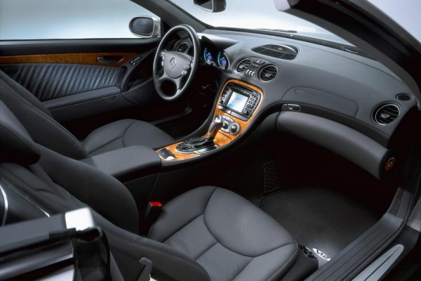 Едновременно със стандартния модел се появява и свирепият SL 55 AMG с 5,4-литров V8 с механичен компресор, развиващ 483 к.с. Той буквално "изяжда" суперколите на аутобана, като ги кара да му отстъпват най-лявата лента. Ускорението от 0 до 100 км/ч отнема 4,7 секунди, като това става с гръмотевичен звук от двигателя.