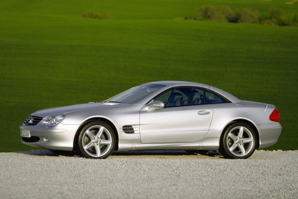 Освен това R230 прави сериозна крачка напред като практичност и рафинираност. Производителят се отказа от мекия покрив и оборудва модела с твърд таван, която се сваля. Трансформацията отнема само 16 секунди, като с поставен покрив SL прилича на пълноценно купе, каквато всъщност е.

Ново е и окачването - Active Body Control (ABC), което следи за накланяне при спиране или влизане в завои. Моделът получава и нова спирачна система SBC (Sensotronic Brake Control, при която липсва познатата до този момент връзка между педала и спирачния механизъм. Тя трябва да да намали спирачния път при екстремна ситуация, но често излиза от строя. Първоначално е направен опит за поставяне на нов софтуер, но след това се оказва, че е нужна пълна подмяна.