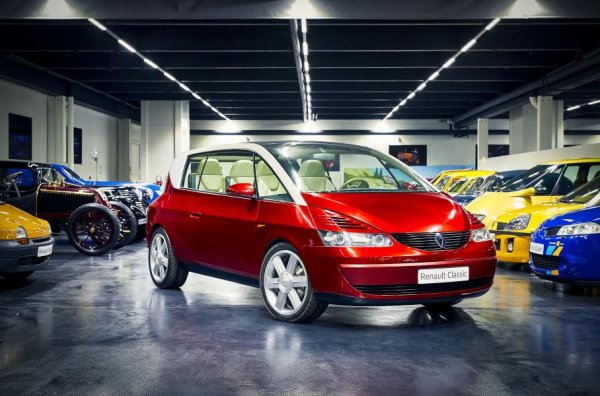 Купеобразен миниван или миниваноподобно купе? На този въпрос и самите французи трудно могат да отговарят. Малцина обаче са предполагали, че концептът Coupespace от 1999 година ще се появи в серийно производство. От друга страна обаче марката Renault e известна с авангардния си дизайн и екстравагантните ходове, така че пускането в серия на продукт със съмнителни перспективи е напълно в неин стил. Така се появява един от най-нестандартните автомобили в историята на марката, който е и един нейните най-големи провали.