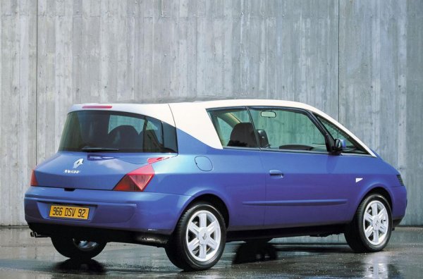 Двигателят е 3,0-литров с 6 цилиндъра, който е комбиниран с 6-степенната механична скоростна кутия, като това не може да определи като изненада. Такава обаче е салонът, при който приборният панел е преместен по средата, а блокът за управление на климатичната система, по неизвестни причини, е преместен в основата на лявата предна стойка. А само с натискането на един бутон се смъкват всички стъкло и се активира големия люк на покрива.

Оригиналността на Avantime не се ограничава само с екстериора и интериора. В разработката на модела участва компанията Matra (тя създава и първия Espace), която използва някои свои забравени разработки. Това обаче не помага, тъй като малцина харесват тази кола и от нея са произведени по-малко от 9000 бройки.