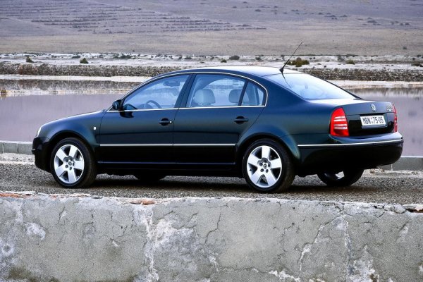 Гамата бензинови мотори, както и при Passat, включва атмосферен агрегат с обем 2,0 литра (115 к.с.), легендарния 1,8-литров с турбо и с 20 клапана (150 к.с.) и 2,8-литров V6 със 193 к.с. Дизелите са 1,9-литров (100 и 130 к.с.) и 2,5-литров с 6 цилиндъра, развиващ 163 к.с.

Чешката компания акцентира на стандартното оборудване, в което влизат 4 въздушни възглавници, имобилайзер, климатик, както и електрическо управление и отопляване на стъклата и на външните огледала. Топ-версиите получават биксенонова оптика, датчик за дъжд и климатроник. В списъка с оборудване влизат предпазни завеси, люк с електрическо управление, парктроник, навигация и модерна аудиосистема