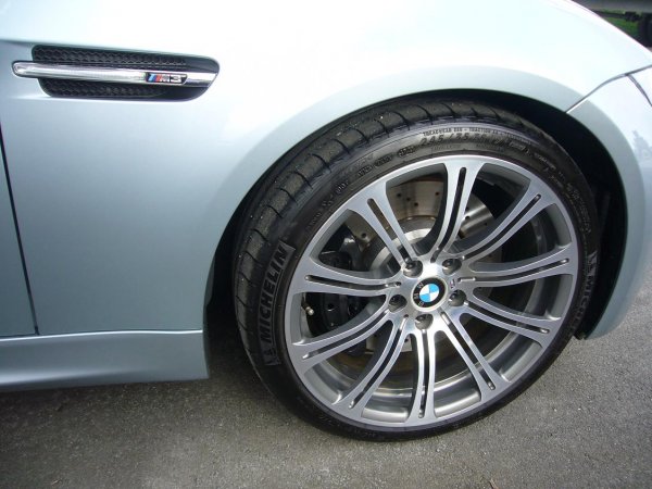 Дори една от най-легендарните спортни коли – BMW M3 – има фалшиви детайли в дизайна си, започващи от поколение Е92. Въпреки че са направени доста добре и малцина минувачи ще се усъмнят в тяхната достоверност, страничните отвори за предните колела са напълно фалшиви.Тъжното е, че предишното поколение на М3 си имаше истински странични отвори.