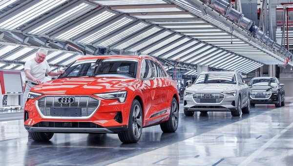 Дания - 4.2% дял на електромобилите, БВП на глава от населението - 53 270 евро
Белгия - 3.2% дял на електромобилите , БВП на глава от населението - 41 200 евро
Малта - няма данни за дела на електромобилите, БВП на глава от населението - 26 530 евро
Кипър - няма данни за дела на електромобилите , БВП на глава от населението - 24 920 евро
Литва - 0.4% дял на електромобилите , БВП на глава от населението - 17 340 евро
Латвия - 0.5% дял на електромобилите , БВП на глава от населението - 15 930 евро
На снимката: Благодарение на завода във Форст, където се прави електрическото Audi e-tron, Белгия е вече един от основните износители на електромобили
