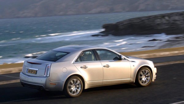 И при двата варианта има проблеми. Стандартните спирачки не са особено ефективни и са склонни към прегряване. Ресурсът е истински проблем: оригиналните дискове рядко издържат над 50 000 км, а понякога трябва да се сменят след 30 000. Апаратите се износват бързо, а накладките лесно се изкривяват и задръстват. Оригиналните части обаче са скъпи, а изборът на резервни е ограничен.

Спирачките Brembo, макар и по-ефективни, също не могат да се похвалят с кой знае колко по-голям експлоатационен живот. Техните алуминиеви бутала без капаци за прах започват да се задръстват поради корозия след само две или три години.
