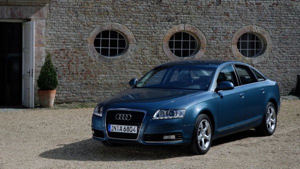 Години на производство: 2004-2011

Среден пробег до сериозен ремонт: 120 000 км

Основни проблеми: задни спирачни апарати, електрическа ръчна спирачка

Третото поколение на A6 може да се похвали с ресурса на спирачните дискове. При правилна употреба те издържат над 100 000 км, което е добър показател за автомобил от този клас. Радостта от дълголетието на дисковете обаче е помрачена от проблеми със задните спирачни апарати. Много собственици се сблъскват с неприятен шум от почукване поради преждевременно износване на водещите щифтове. Това се отнася главно за версиите преди рестайлинга.
