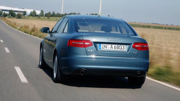 Електромеханичната ръчна спирачка създава много повече проблеми. Основният е моторното й задвижване, чийто корпус не е достатъчно здрав и с времето се деформира. Това води до корозия на задните спирачни апарати и чести повреди на целия механизъм.

В допълнение, цялата система на окабеляване също не е много издръжлива. Конекторите не са добре запечатани, което води до окисляване на контактите и неизправности. И отново най-много страдат собствениците на автомобилите преди рестайлинга.
