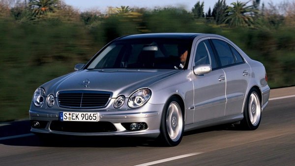 Години на производство: 2002-2006

Среден пробег до сериозен ремонт: 130 000 км

Основен проблем: SBC система

Германците много се гордееха с иновативната си спирачна система SBC (Sensotronic Brake Control), наследена от третото поколение E-Class (W211). Същността й се състои в отхвърлянето на вакуумния усилвател, вместо който има помпа и хидравличен акумулатор. Когато системата работи правилно, водачът не се притеснява от нищо: педалът на спирачката е мек, но информативен, няма вибрации, съскания или други досадни нюанси.
