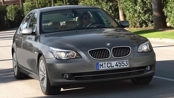 Години на производство: 2003-2010

Среден пробег до сериозен ремонт: 150 000 км

Основни проблеми: малък ресурс на спирачните дискове, корозия на корпуса на вакуумния усилвател

Спирачната система на "петицата" (E60) е проста: супорти с плаваща скоба, едно или две бутала. Размерите обаче са впечатляващи: дори обикновеният 530 има 324-милиметрови дискове. С надеждността нещата не са толкова прости. Това важи особено за автомобили със системата за задвижване на всички колела xDrive, която активно използва спирачните механизми, като спира ту едното, ту другото колело. Резултатът е бързо износване на дисковете и подмяната им на 35 000 км.
