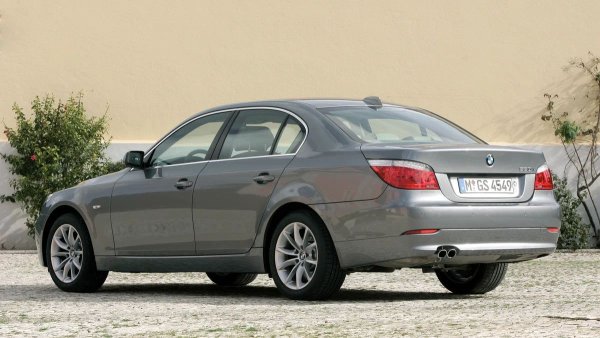 Друг често срещан проблем при модела е корозията на корпуса на вакуумния усилвател. Той е изработен от алуминий, не е защитен по никакъв начин и с времето започва да ръждясва. А местоположението му позволява попадането в корпуса на мръсотия и влага. Вакуумният усилвател също така страда поради запушени предни канали. В крайна сметка всичко това води до разхерметизирането му.

"Петицата" също има течове на масло през вакуумната помпа. Най-лошото е, че смазката от него може да изтече в тръбата, която свързва помпата с усилвателя на спирачките. В резултат на това в него попада масло, което може да доведе до повреда. Най-често проблемът възниква при версиите с голям V8 от серията N62.