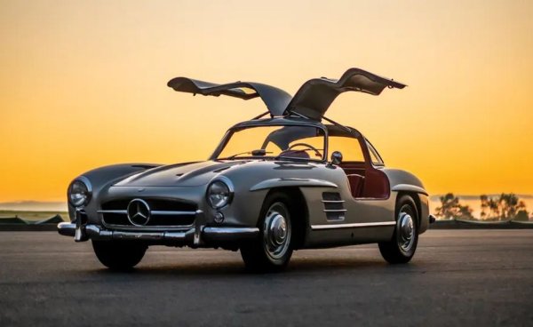 Следвоенна Европа е твърде бедна, за да си позволи най-доброто от инженерите на Mercedes. Затова те създават легендарния 300 SL (W198) с мисъл основно за богатия американски пазар. От 1954 до 1957 автомобилът е произвеждан с като купе с легендарните врати тип "чайка" - оттам и прякорът Gullwing. Една бройка от него спечели Конкурса за елегантност в България през 2023. По-късните версии (1957-1963) са роудстъри. 
С тазгодишния регистриран екземпляр вече знаем за поне четири 300 SL в България. 
