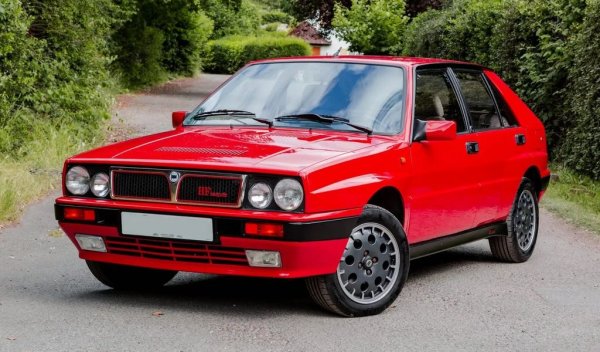 В частни колекции у нас вече има няколко бройки от тази истинска легенда - шосейна версия на един от най-великите рали автомобили на всички времена. Дизайнът на оригиналната Delta е дело на самия Джорджето Джуджаро; тривиалните двигатели на Fiat са облагородени от инженерите на Lancia с карбуратори Weber, с нови всмукателни колектори, изпускателни системи и съвсем различна електроника. Към това специалната версия Delta HF Integrale добавя задвижване на четирите колела. Състезателният аналог на тази машина спечели общо 46 победи в Световния рали шампионат и грабна титлата при конструкторите рекордните 6 пъти поред в края на 80-те и началото на 90-те (и донесе по две титли при пилотите на Юха Канкунен и Мики Биазион). 
