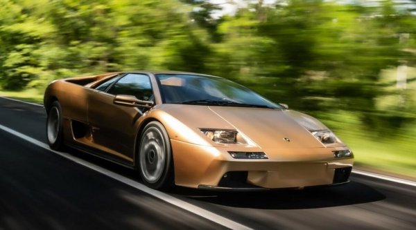 Последното Lambo преди компанията да влезе под широката шапка на групата Volkswagen. Всъщност Diablo закачи цели три епохи в компанията от Сант'Агата - то бе одобрено и развито (като "Проект 132") още по времето, когато собственици бяха братята Мимран, и после бе завършено и пуснато в продажба в ерата Chrysler. Именно на някой костюмиран интелект по корпоративните етажи на американската компания дължим факта, че Diablo губи ефектния дизайн от прототипа, дело на гения Марчело Гандини, и вместо това е толкова смекчено и изгладено (обиденият Гандини после дава дизайна си за Cizeta-Moroder). Но въпреки това италианската суперкола е все по-ценена от колекционерите, и цените вече се движат между 200,000 евро за по-амортизирана бройка и над 1 милион за по-редките версии като Diablo GT-R. 
Двигателят е истински V12 с обем 5.7 литра и компютърно контролирано многоточково впръскване, даващи 492 конски сили мощност в стандартната кола. 
