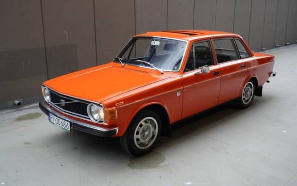 През 1966 Volvo представи изцяло нова серия автомобили, започвайки с Р144. Тази серия от седани и комбита, както и нейните преки наследници, останаха гръбнакът на шведския производител в продължение на три десетилетия. Дизайнът на 144, както впрочем и на почти всяко друго Volvo в удивително дългия период от 1950 до 1990, е дело на норвежеца Ян Вилсгор.
P144 e eдна от най-сигурните коли на своята епоха - с новаторски енергопоглъщащи зони отпред и отзад, и с уникални спирачки, при които всяка спирачна верига управлява три колела. Двигателят е 1.8-литров редови с 4 цилиндъра. Не е точно рядка кола при над половин милион произведени бройки, но си има своя собствен, неповторим стил. 
