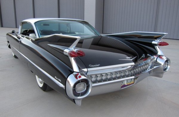 Това име е носено от общо осем поколения на американския премиум производител между 1959 и 2005. От внесените у нас три бройки през миналата година интерес за нас представлява едната, принадлежаща на първата генерация на модела - класически пример за разточителния американски стил от края на 50-те с неговите гигантски размери, изобилие от хром и ефектни "перки" отзад (дизайнът е на легендарния Бил Мичъл, бащата на Corvette). Двигателят напълно съответства на външния вид: 6.4-литров V8. На хората, които се оплакват колко тежки са станали автомобилите в наши дни, ще напомним, че това чудовище, без никаква електроника и почти никакви системи за безопасност, надхвърля 2.2 тона на кантара. 
