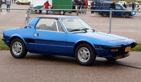 Fiat X1/9 е една от най-редките - и най-необикновени - коли, произвеждани от Fiat през последния половин век. Всъщност не само от Fiat: двуместната спортна кола е сглобявана от гиганта между 1972 и 1982, а после, още седем години, се прави от групата Bertone. 
X1/9 e разработен на базата на концептуален модел за Autobianchi (A112 Runabout) от самия гений на италианския дизайн Марчело Гандини. Моделът получава модерния двигател от Fiat 128 (1.3 литра, 75 коня), задвижване на задните колела и изключително прецизно и балансирано управление. Цените днес се движат от 8000-12000 евро за относително запазени машини до 43,000 евро, платени за един X1-9 в безукорно състояние. 
