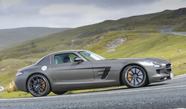 За този модел Джеръми Кларксън възкликна, че е "най-великата кола на Земята". SLS AMG се появи през 2010 като наследник на SLR McLaren и бе разработен с активното участие на пилота от F1 Дейвид Култард. Още по-лимитираната GT версия се произвеждаше само през 2012 и 2013, при нея 6.2-литровият V8 има същия въртящ момент като обикновения SLS AMG (649 Нютонметра), но увеличена до 591 конски сили мощност. На "Нюрбургринг" този автомобил успя да слезе под 7:30 минути. Днес цените тръгват от 120,000 евро и могат да наближат 1 милион за най-редките версии като Black Series или Final Edition. 
