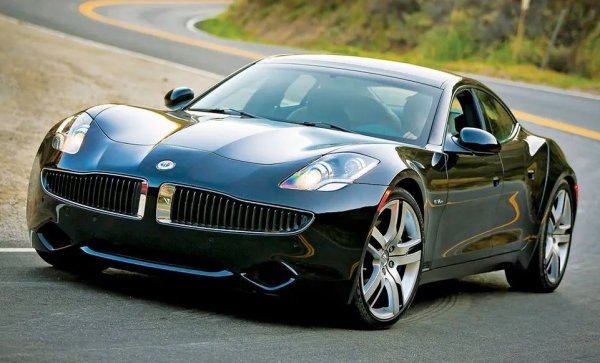 Интересен, новаторски автомобил с дизайн на Хенрик Фискер (човека, който ни даде BMW Z8 и Aston Martin DB9), и ласкави отзиви от фигури като Джеймс Мей от Тop Gear: всичко обещаваше успех на този проект. Но кармата си е карма: поредица нещастия, като фалит на доставчика на батерии и пожар в склада с готовата продукция, тласнаха компанията към банкрут. Не е ясно точно колко бройки от Karma са произведени - едни източници говорят за 2450, други за 2667. Но е ясно, че това е много рядък автомобил. Една бройка е регистрирана в България миналата година. 
Между другото заради Karma горкият Фискер бе даден под съд от Tesla. Компанията на Мъск го бе наела да направи дизайна на Model S, но после реши, че той нарочно е претупал работата, за да даде предимство на Karma. За щастие съдът прояви здравомислие и принуди Tesla да оттегли иска си и да плати 1.14 млн. долара съдебни разноски. 
