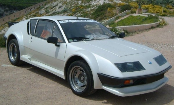 Покрай няколкото модерни Alpine A110, регистрирани в България, и шепата оцелели Bulgarrenault Alpine от класическата ера на марката, у нас миналата година е внесен и един екземпляр от А310 - последния модел на Alpine, създаден от основателя на бранда Жан Ределе. 
Ределе създава Alpine през 1955 като независима компания, специализирана в състезателни и спортни модели. А110 носи успехи по трасетата, включително титли от Рали Монте Карло и Световния рали шампионат. Но не носи доходни продажби. Затова Ределе проектира А310, който да се бори с Porsche за вниманието на заможните клиенти. Първоначалните версии са със скромен 4-цилиндров мотор и 127 коня, едва през 1977 се появява и V6 с 2.7 литра обем и 200 конски сили. Произведени са едва около 50,000 бройки, от които около 10,000 - с V6. 
