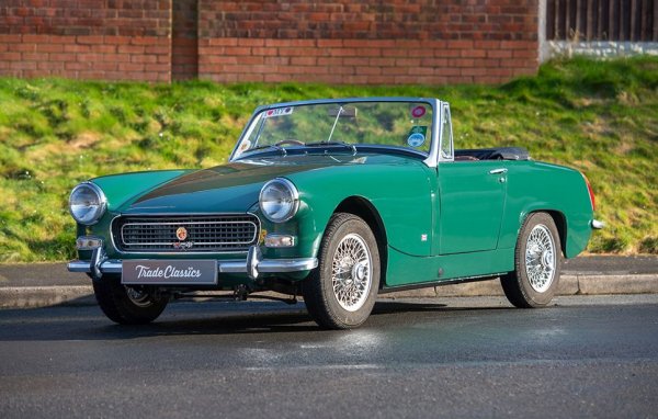 Sprite e британска класика, известна с чудесното си пътно поведение и с недотам похвалната си надеждност. У нас е регистрирана една бройка от третото поколение, влязло в производство през 1964. Има и един внесен екземпляр MG Midget (на снимката), което е на практика същата кола с подменена емблема. И двете се задвижват от 1.1-литров бензинов двигател. Производството на Sprite приключва през 1971. За разлика от по-големите модели на Healey, това е все още относително достъпна класика - приличните екземпляри вървят между 7,000 и 20,000 евро. 
