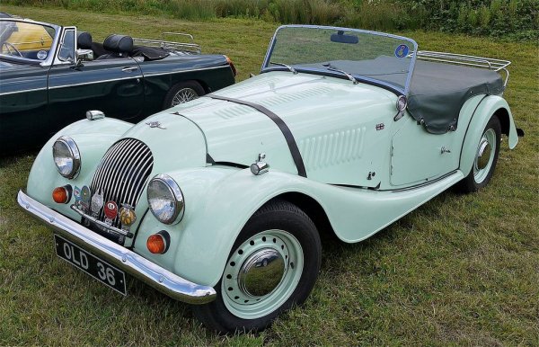 Трудно ще намерите по-британска кола от Morgan 4/4 - истински феномен, произвеждан в продължение на девет (!) десетилетия, от 1936 до 2018. За това време доста неща в колата се промениха, като например двигателите, стартирали с 1.1-литровия Coventry Climax през 30-те и приключили с 1.6-литровия Sigma на Ford в съвременната епоха. Но през всичките тези години каросерията на тази кола се изработваше неизменно от ясеново дърво, прикрепено върху метална рамка. В България Morgan има няколко ревностни почитатели, а с регистрираната тази година кола общият им брой става 11. 
