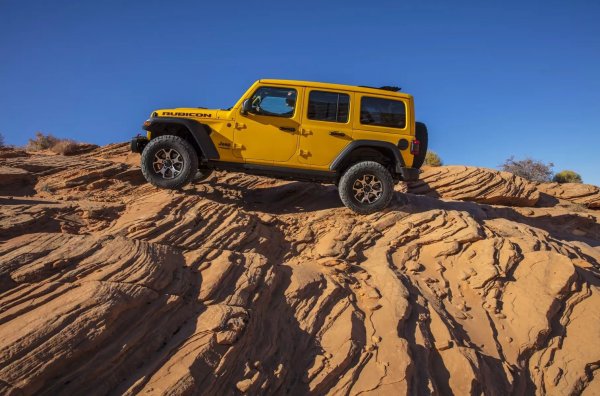 Основният конкурент на Bronco е, разбира се, Jeep Wrangler. Емблематичният всъдеход е идеологически близък до Ford, предлага и същото ниво на офроуд възможности. Мястото за такива превозни средства са пясъците в Мохаве и прочутата Рубиконова пътека в Сиера Невада, например. Като цяло тези два автомобила са от истинската стара школа. В гамата от двигатели има 3,6-литров V6, 3-литров дизелов V6, 2-литров турбо четирицилиндров с умерена хибридна надстройка Torque и без нея.