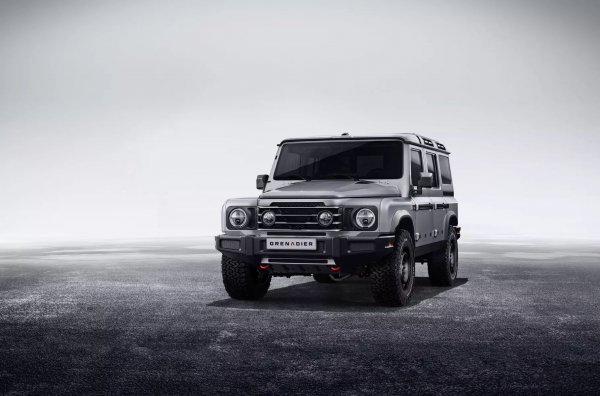 Този модел е пример за това какъв би могъл да стане вторият Defender, ако еволюцията не беше толкова безсърдечна. Освен това под корпуса на класически, квадратни форми се крие не по-малко класически дизайн, вдъхновен от Jeep, Land Rover, Toyota Hilux, FJ40, Nissan Patrol и Ford Bronco. Grenadier е рожба на британската химическа компания Ineos и лично на собственика й Джим Ратклиф. В създаването на всъдехода той успя да привлече такива компании като Magna-Steyr, MBTech и дори BMW, който осигури бензиновите и дизеловите "шестаци".