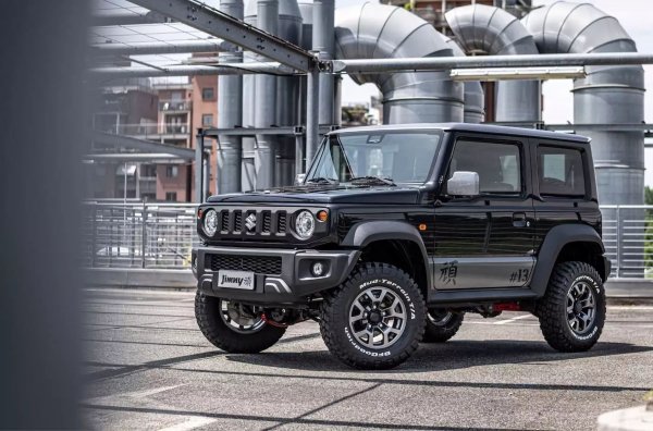 Миниатюрният триврат японски всъдеход изглежда като играчка, но всъщност е сериозен конкурент на всичко, което има задвижване на четирите колела. А във версията Gan, която по някаква причина се предлага само в Италия, още повече. На Jimny Gan е монтиран набор от нови амортисьори и пружини, задвижващите валове са подсилени, а просветът е увеличен до 310 милиметра (срещу 210 мм при "базовия"). Стандартно се задвижва от 1,5-литров атмосферен двигател с мощност 102 коня, който работи в съчетание с 5-степенна механична или 4-степенна автоматична скоростна кутия.