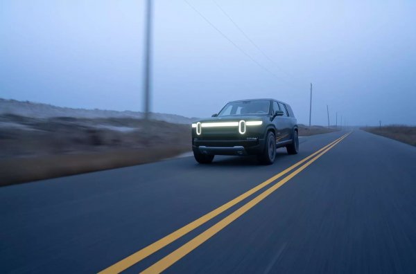 Този електрически всъдеход може да стане революция в сегмента, но тъй като това още не се е случило, трябва да се осланяме на сухите прессъобщения. Просветът е 360 мм, преодолява дълбочина от 1 м, за защита на блока батерии е използван кевлар и полимер, подсилен с въглеродни влакна (CFRP). Компанията позиционира моделите си като приключенски и ги тества там, където най-често могат да бъдат забелязани - в пустинята в Аризона. Rivian R1S е адски мощен - 760 коня и 1120, но пък струва малко над 70 000 долара, колкото два Bronco в средното ниво на оборудване Black Diamond.