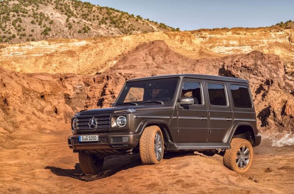 Няма как подборка на всъдеходи да мине без Mercedes-Benz G-Class? Този легендарен модел не е никакъв конкурент на Bronco, но е типичен представител на сегмента. Въпреки качествата си, проблемът при него е същият като на Rivian - цената, която в САЩ започва от 130 000 долара, тоест пет пъти по-скъп от базовия Bronco. Освен това има различна аудитория и задачи, в страни като България, например, негови клиенти са такива хора, които нямат никакво намерение да се опръскат ... с кал.